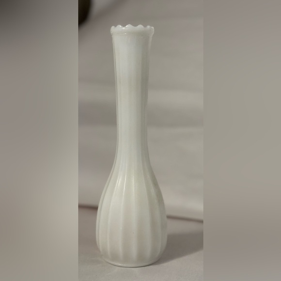 4- VINTAGE VASES - Picture 3 of 5